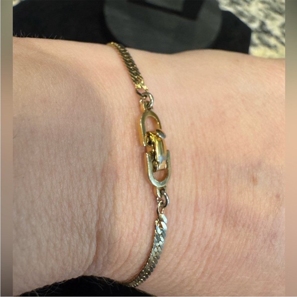 Dior Elegant Gold Chain Bracelet with CD Clasp - Picture 4 of 8
